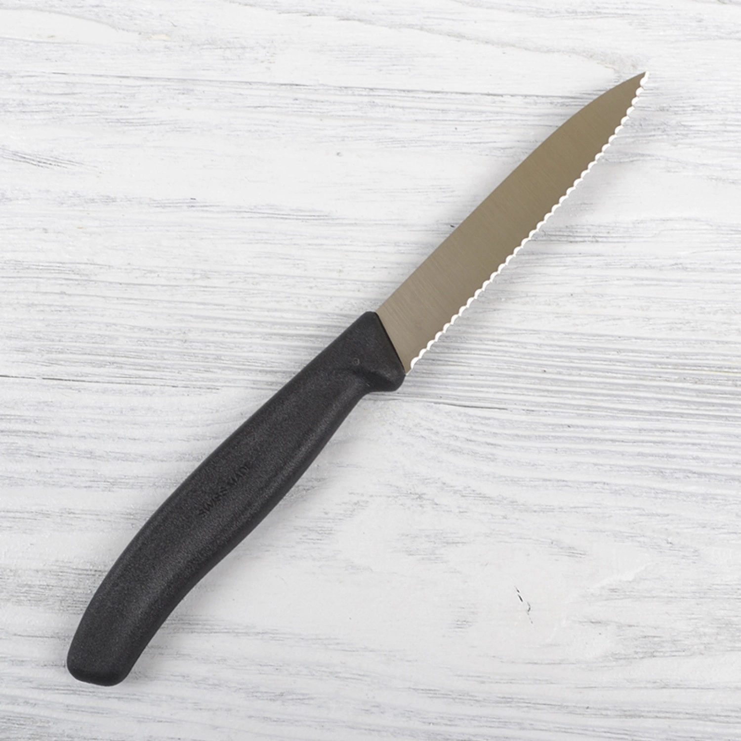 Нож кухонный Victorinox Swiss Classic (6.7733) стальной для чистки овощей и фруктов лезв.100мм серрейт. заточка черный — миниатюра 2