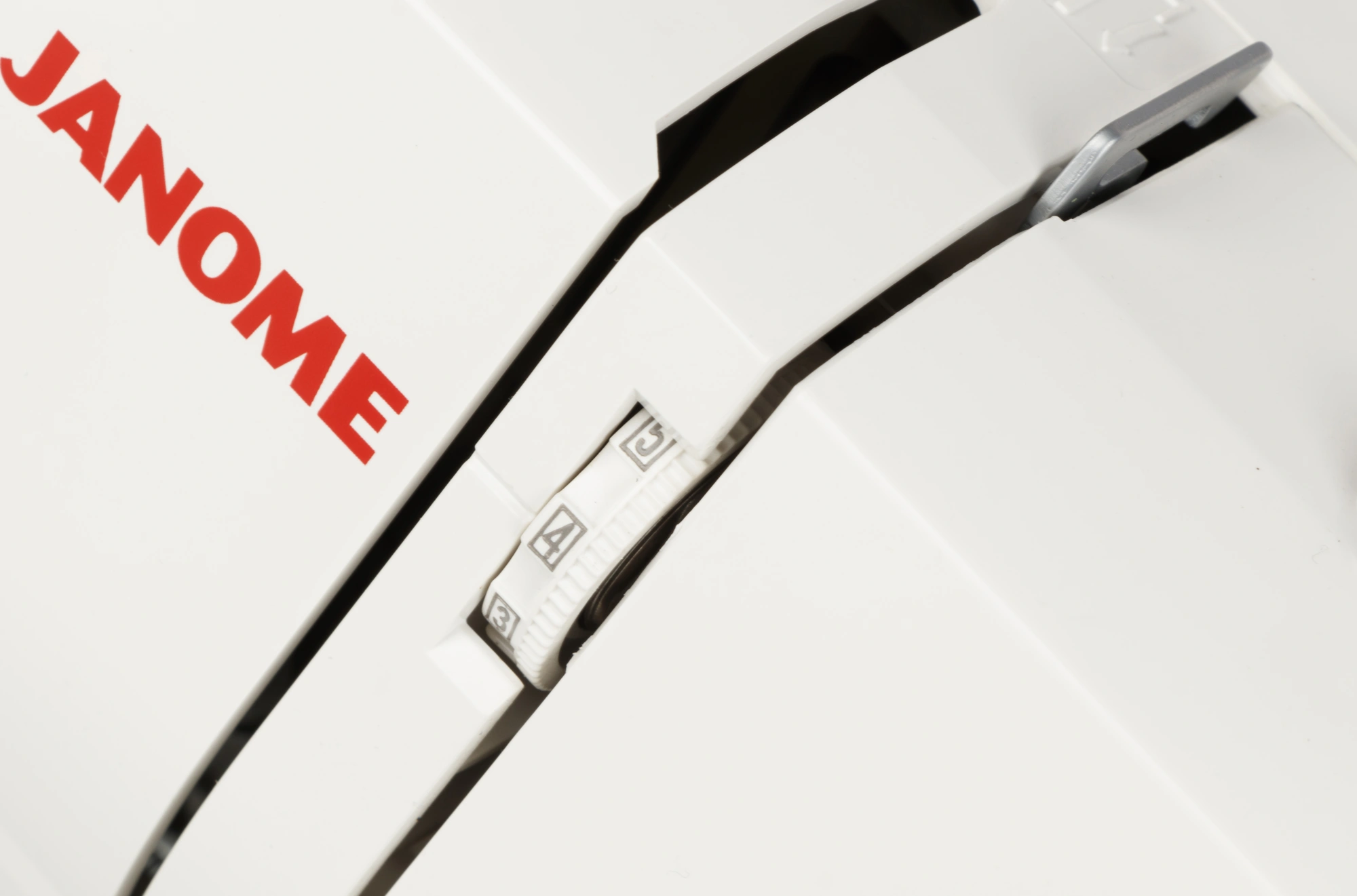 Швейная машина Janome 311PG белый/розовый — миниатюра 4