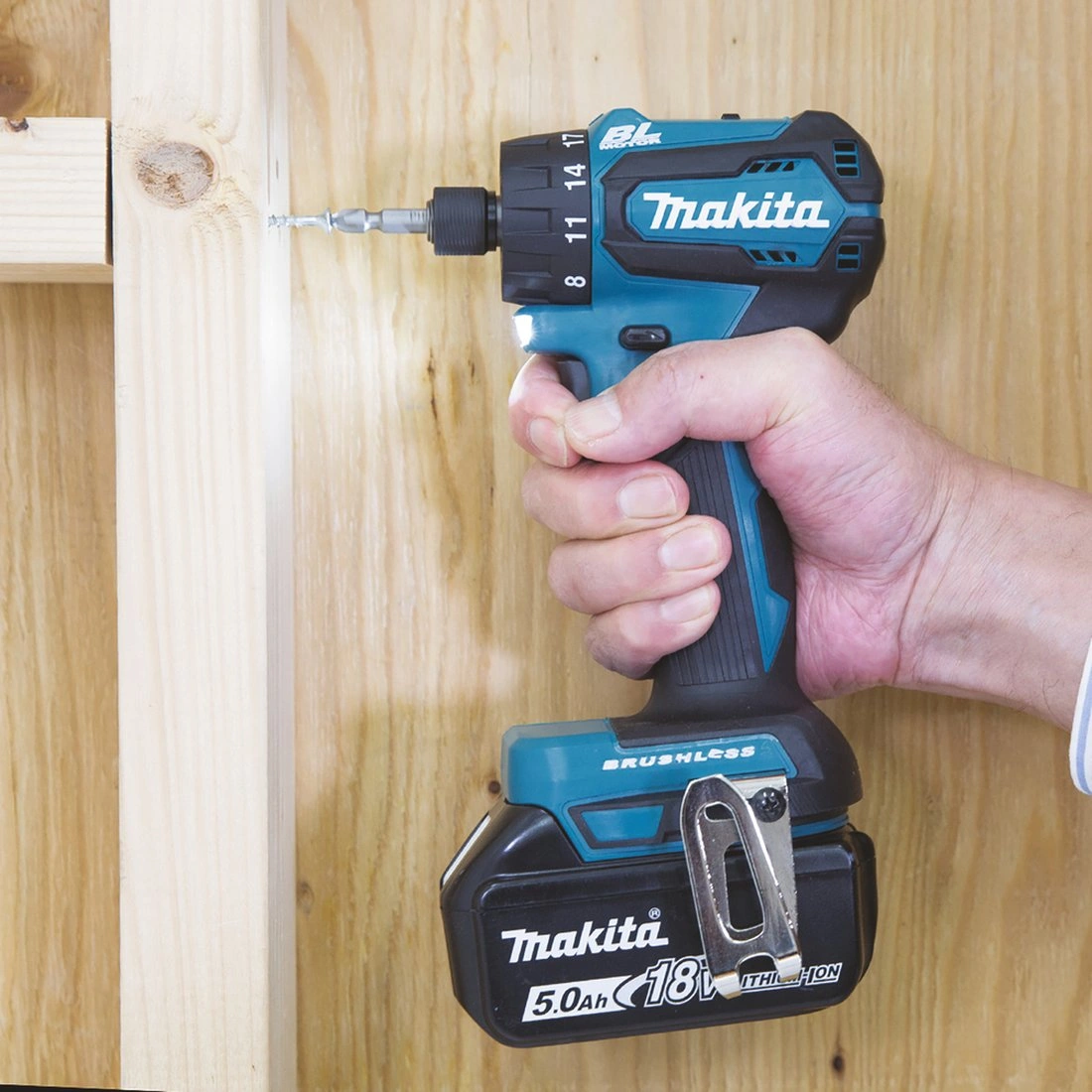 Дрель-шуруповерт Makita DDF083RFE аккум. патрон:шестигр.1/4" (кейс в комплекте) — миниатюра 3