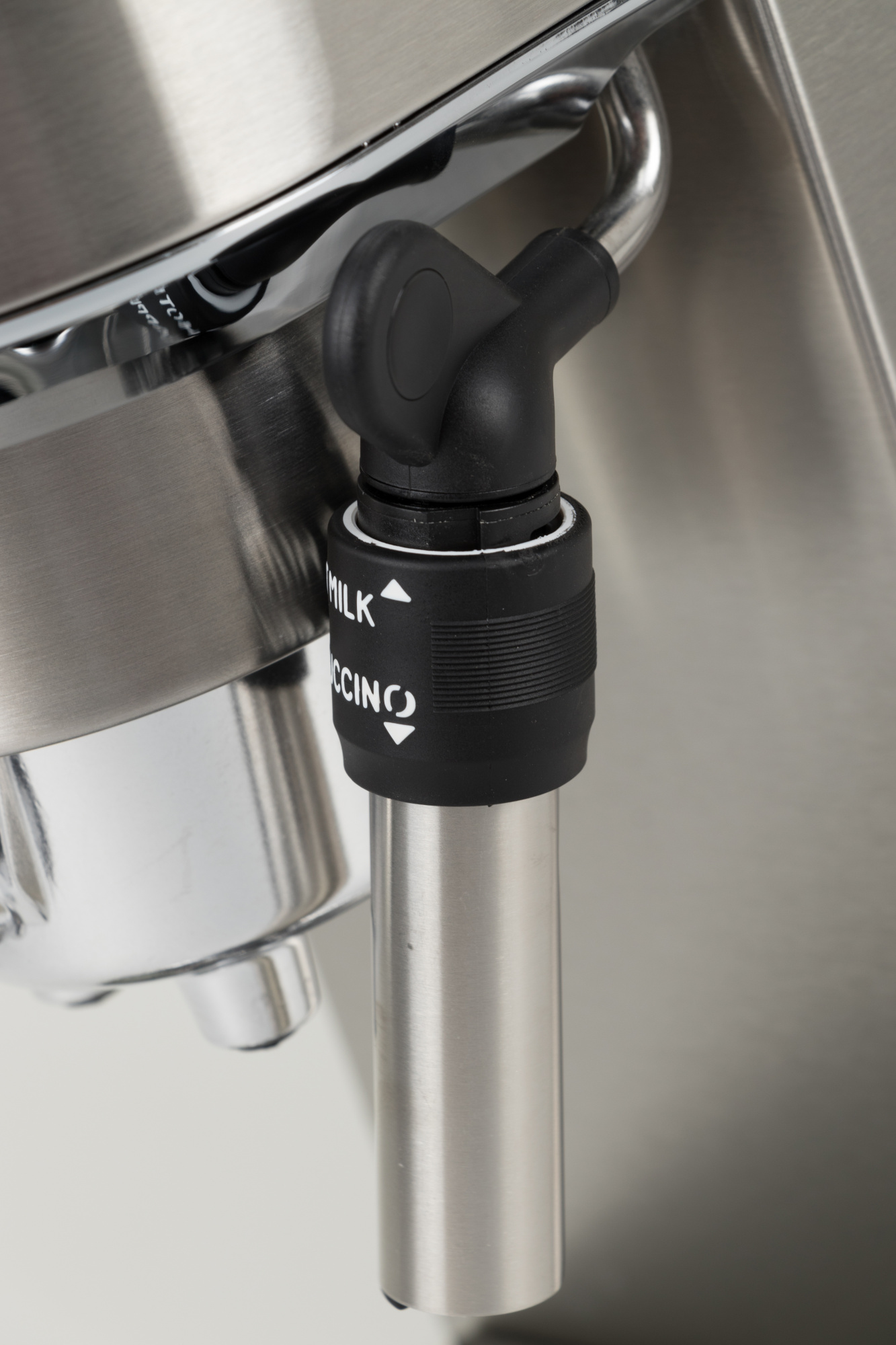 Кофеварка рожковая Delonghi EC685.M 1350Вт серебристый/черный — миниатюра 12
