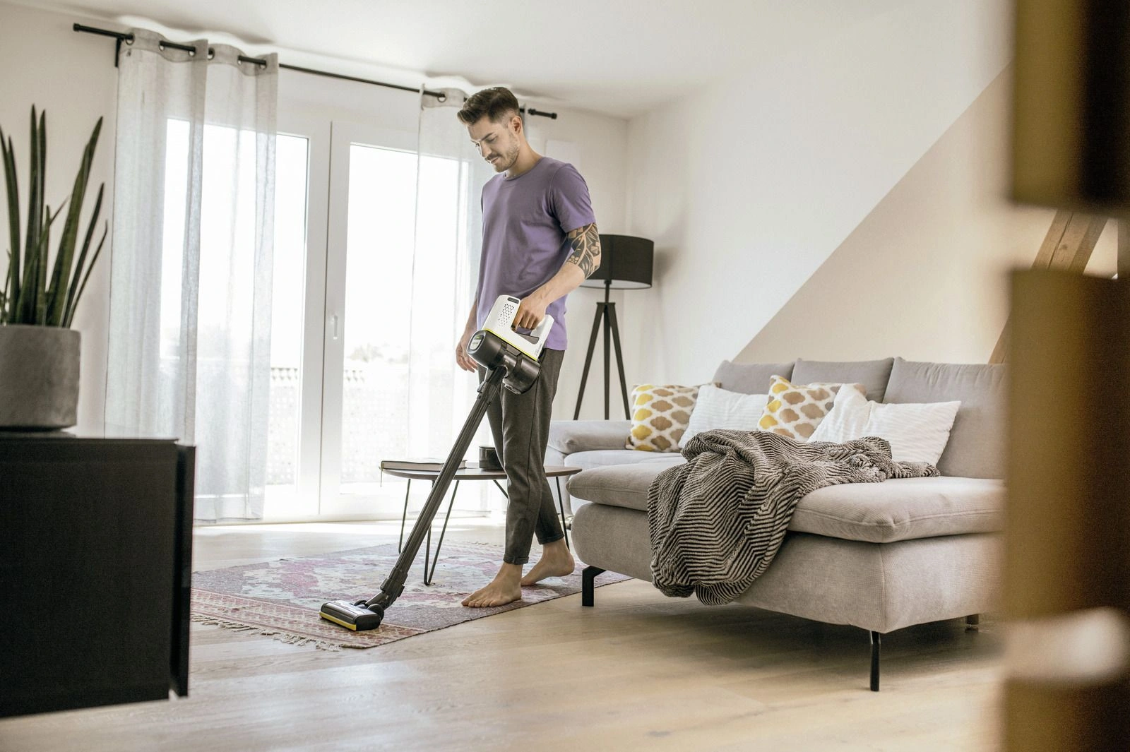 Пылесос ручной Karcher VC 4 Cordless myHome 21Вт белый/серый — миниатюра 2