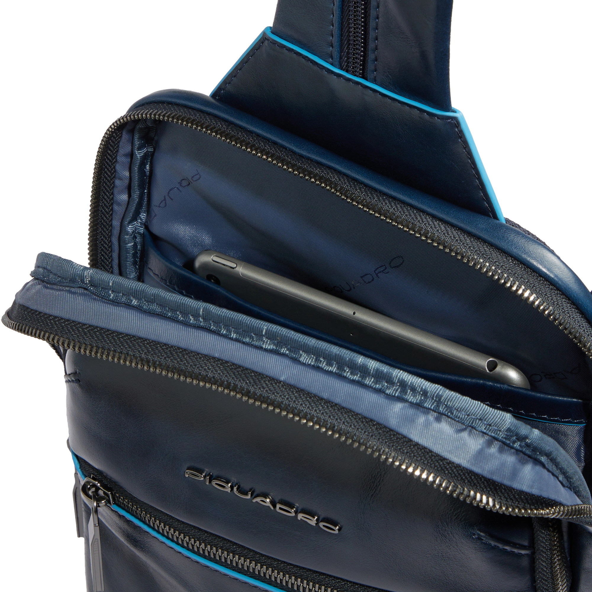 Рюкзак слинг мужской Piquadro Blue Square CA6589B2/BLU2 темно-синий натур.кожа — миниатюра 6
