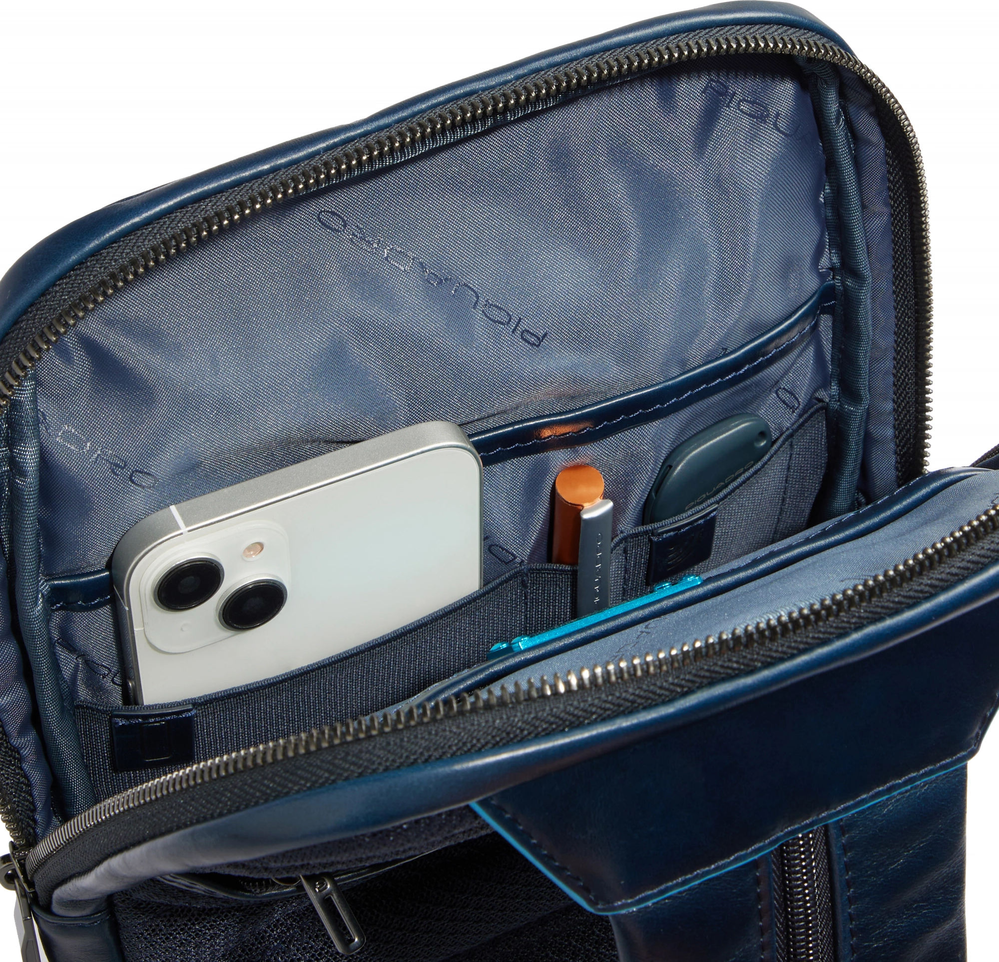 Рюкзак слинг мужской Piquadro Blue Square CA6589B2/BLU2 темно-синий натур.кожа — миниатюра 7