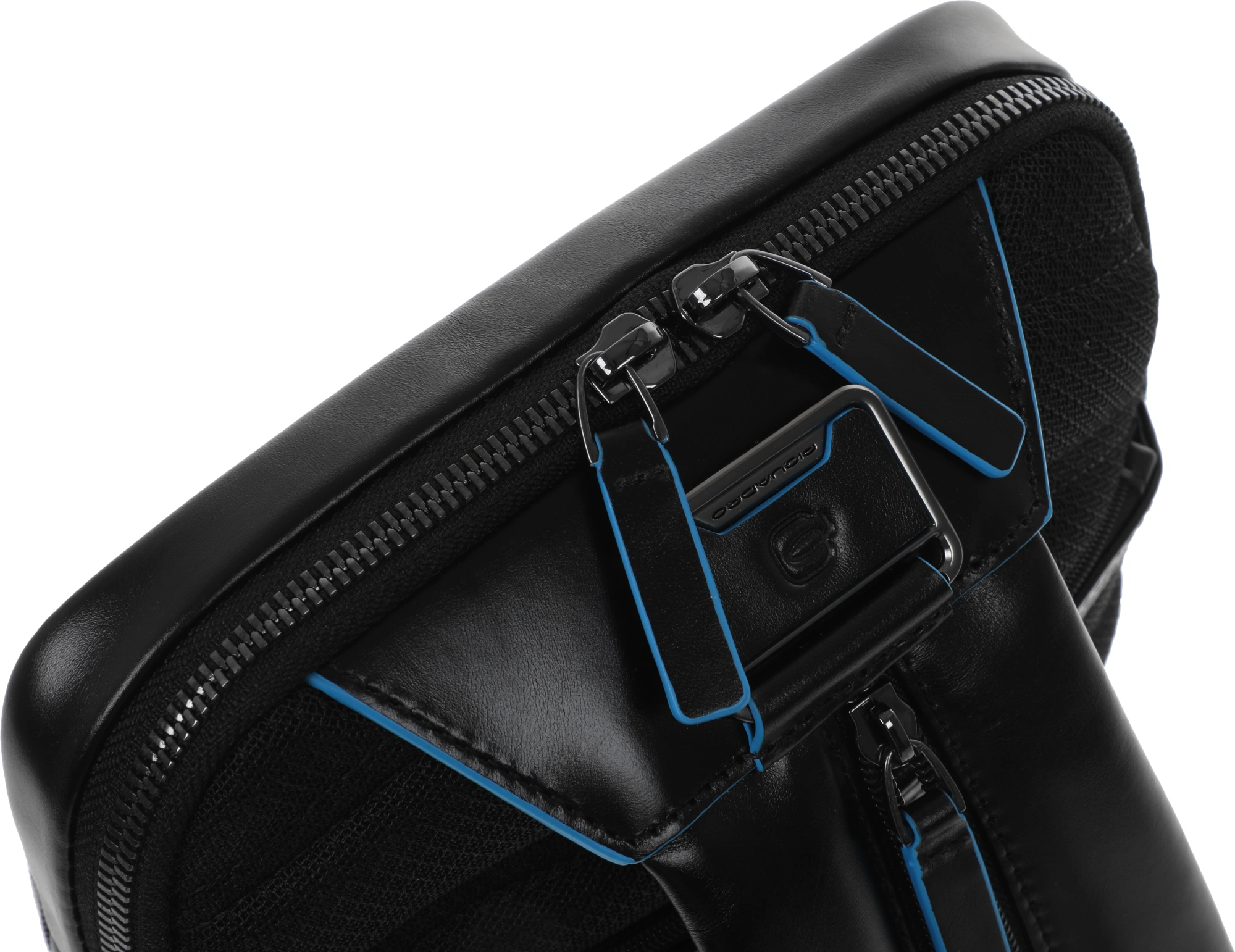 Рюкзак слинг мужской Piquadro Blue Square CA6589B2/N черный натур.кожа — миниатюра 7