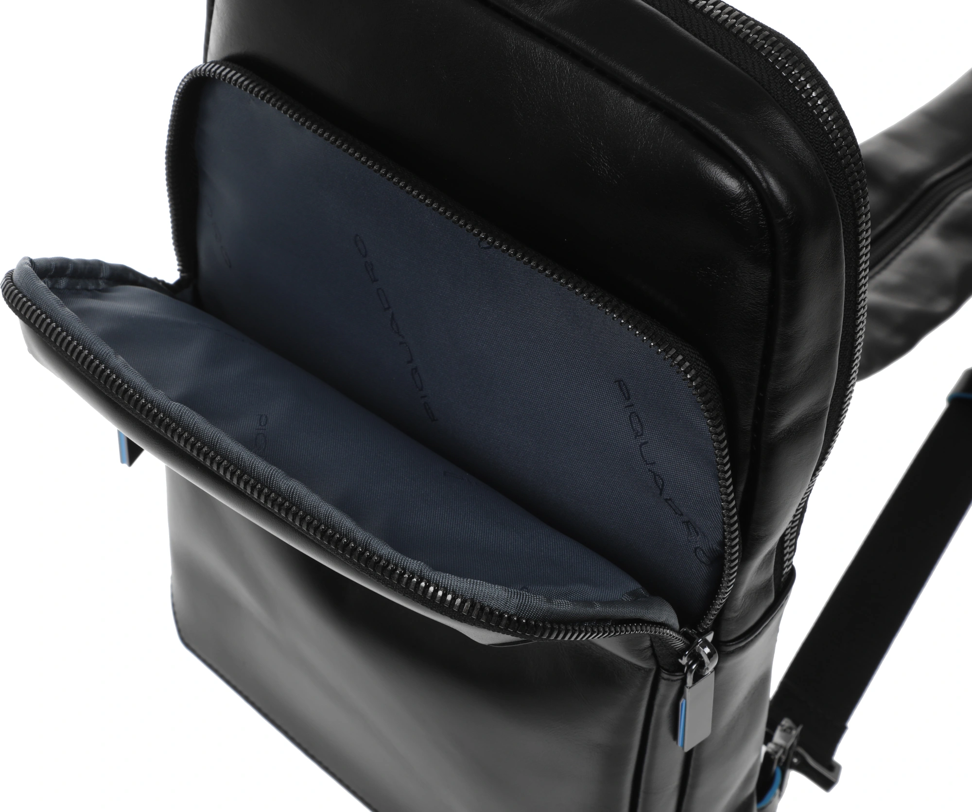 Рюкзак слинг мужской Piquadro Blue Square CA6589B2/N черный натур.кожа — миниатюра 9