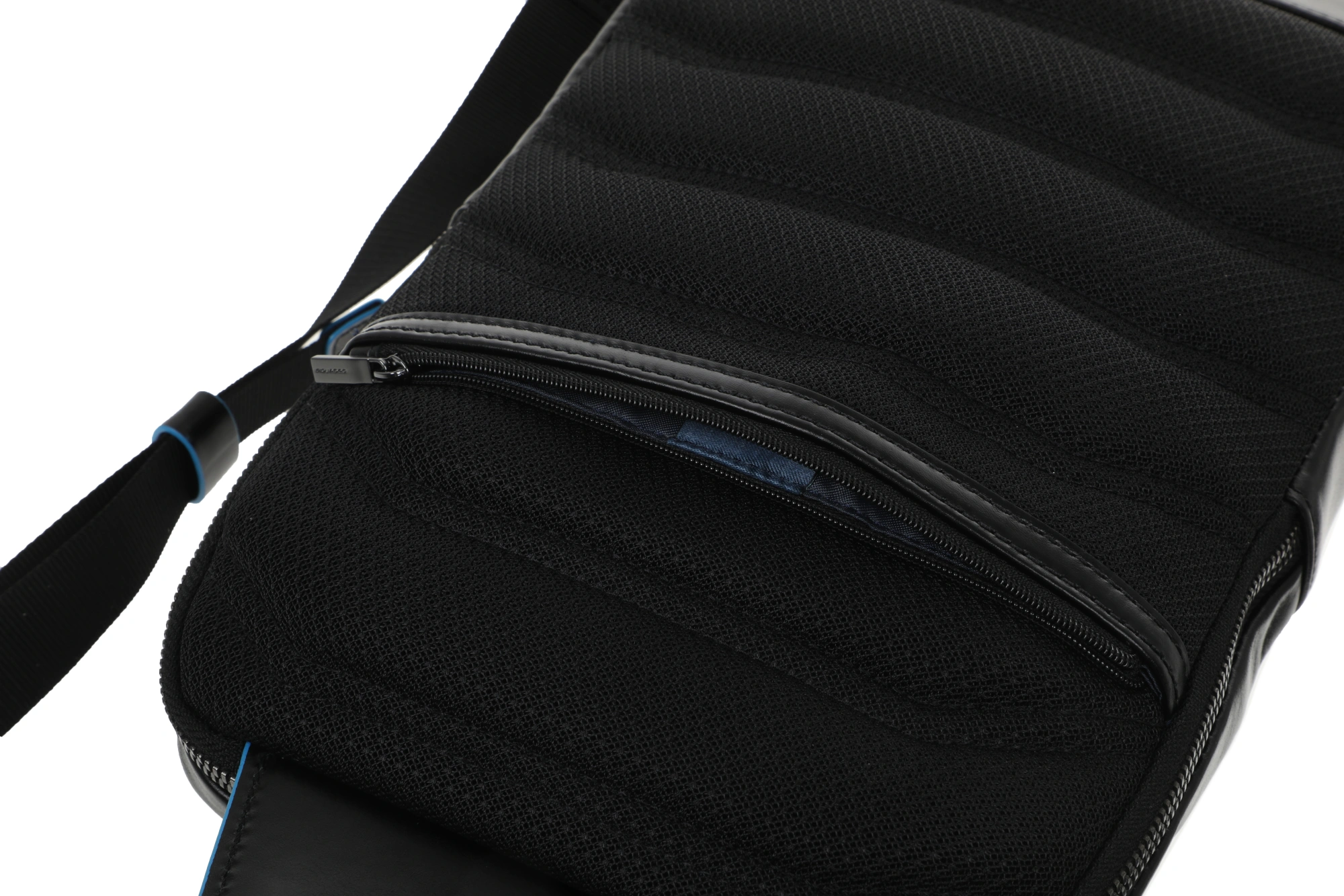 Рюкзак слинг мужской Piquadro Blue Square CA6589B2/N черный натур.кожа — миниатюра 11