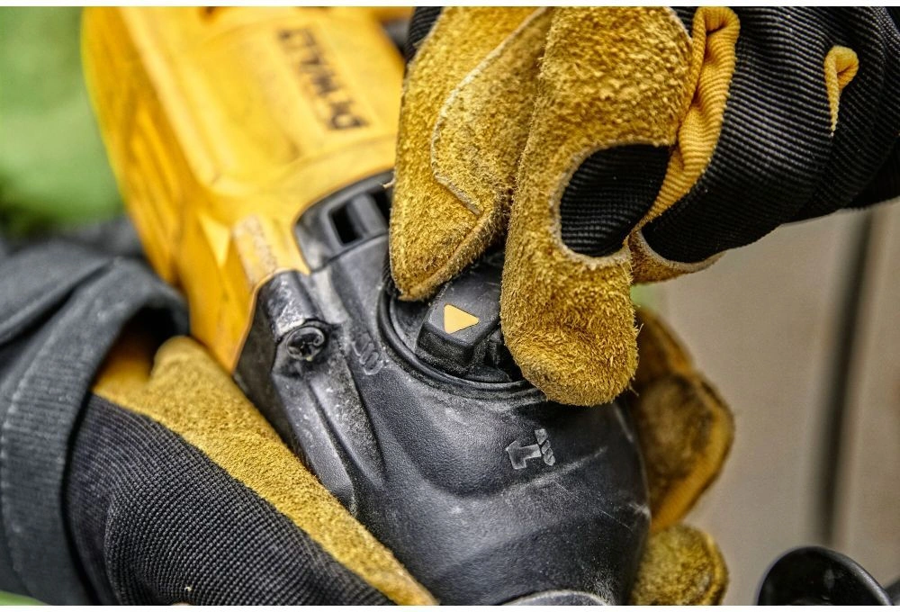 Перфоратор DeWalt D25033K-QS патрон:SDS-plus уд.:2.1Дж (кейс в комплекте) — миниатюра 3