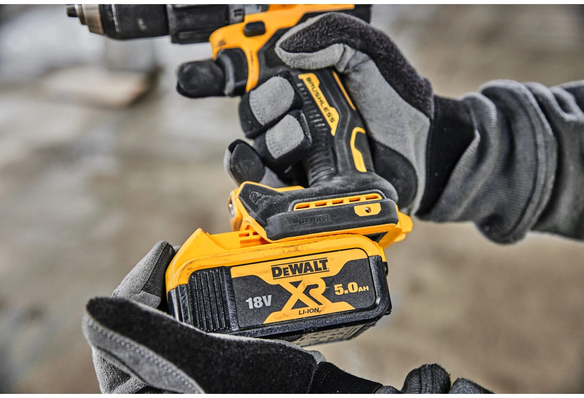 Шуруповерт DeWalt DCD805P2T-QW аккум. патрон:быстрозажимной (кейс в комплекте) — миниатюра 9
