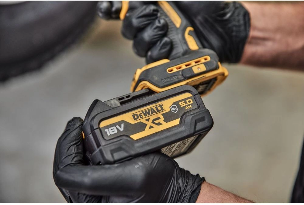 Батарея аккумуляторная DeWalt DCB184G 18В 5Ач Li-Ion — миниатюра 4
