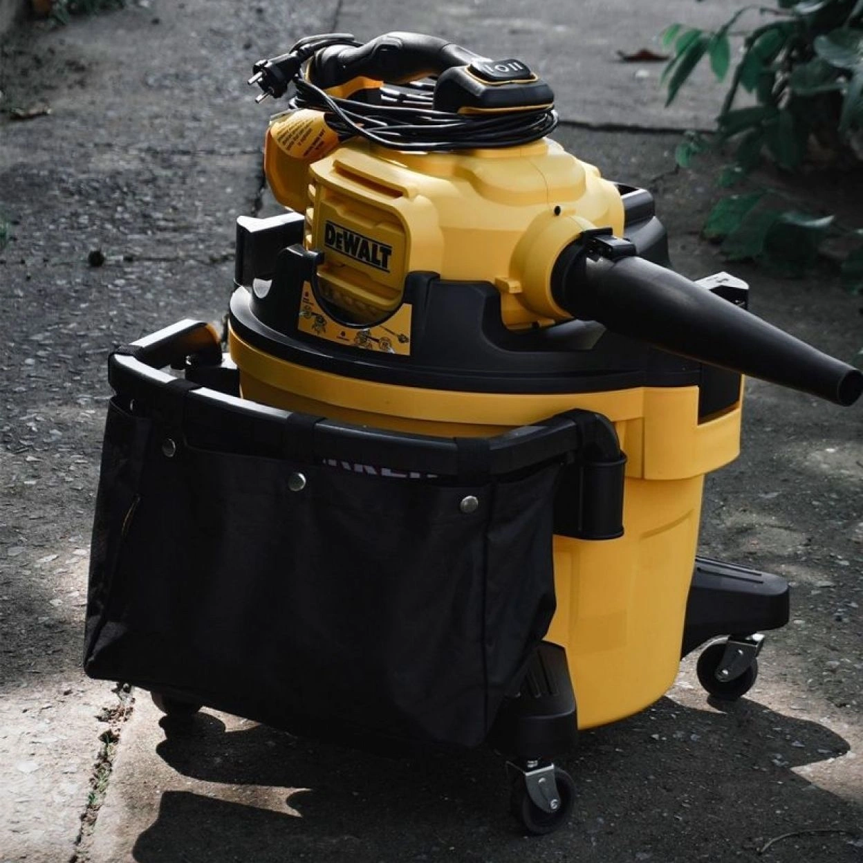 Строительный пылесос DeWalt DXV234P 1080Вт (уборка: сухая/влажная/выдув/сбор воды) желтый — миниатюра 3
