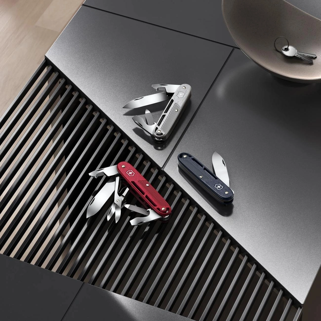 Нож перочинный Victorinox Synergy X Alox (0.8226.20) 93мм 10функц. красный карт.коробка — миниатюра 4