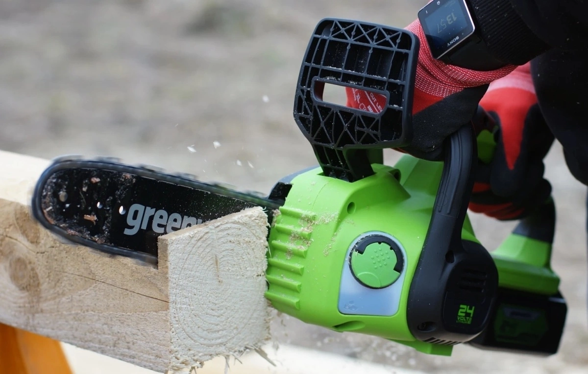 Цепная пила Greenworks G24CS25 аккум. 600Вт 0.8л.с. дл.шины:10" (25cm) 1аккум. 8Ач ЗУ (2007707UH) — миниатюра 4