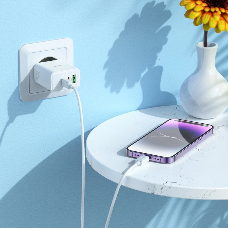 Сетевое зар./устр. Hoco C126A Pure power PD40W three-port(2C1A) charger(EU 40W 3A (PD+QC) универсальное белый — миниатюра 2