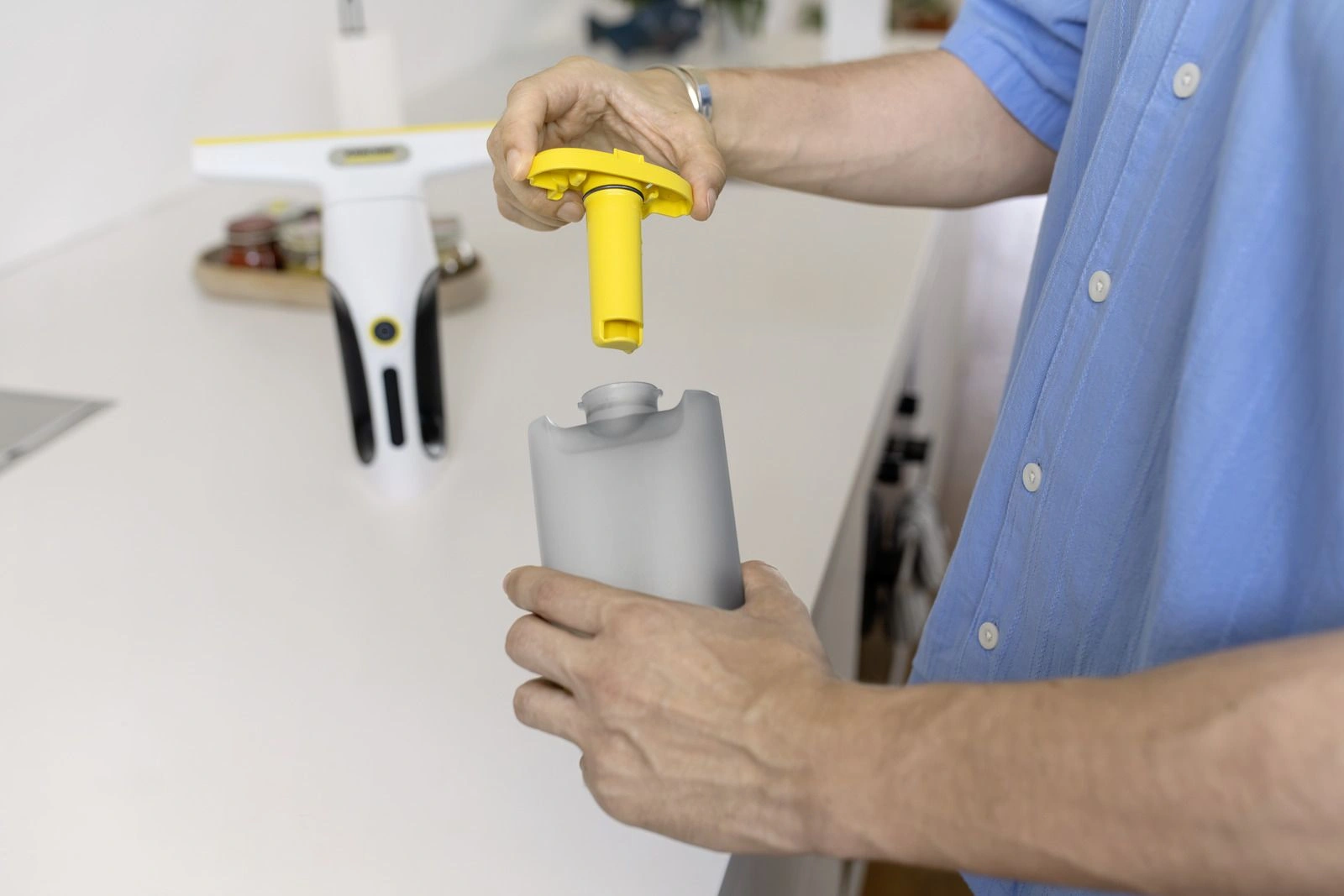 Мойщик окон Karcher WV 2 Universal Care шир.скреб.:280мм пит.:от аккум. белый/желтый — миниатюра 2