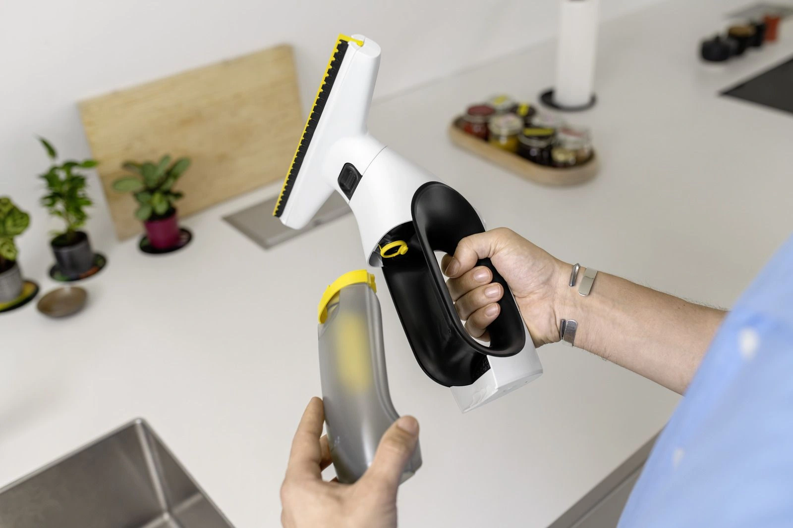 Мойщик окон Karcher WV 2 Universal Care шир.скреб.:280мм пит.:от аккум. белый/желтый — миниатюра 3