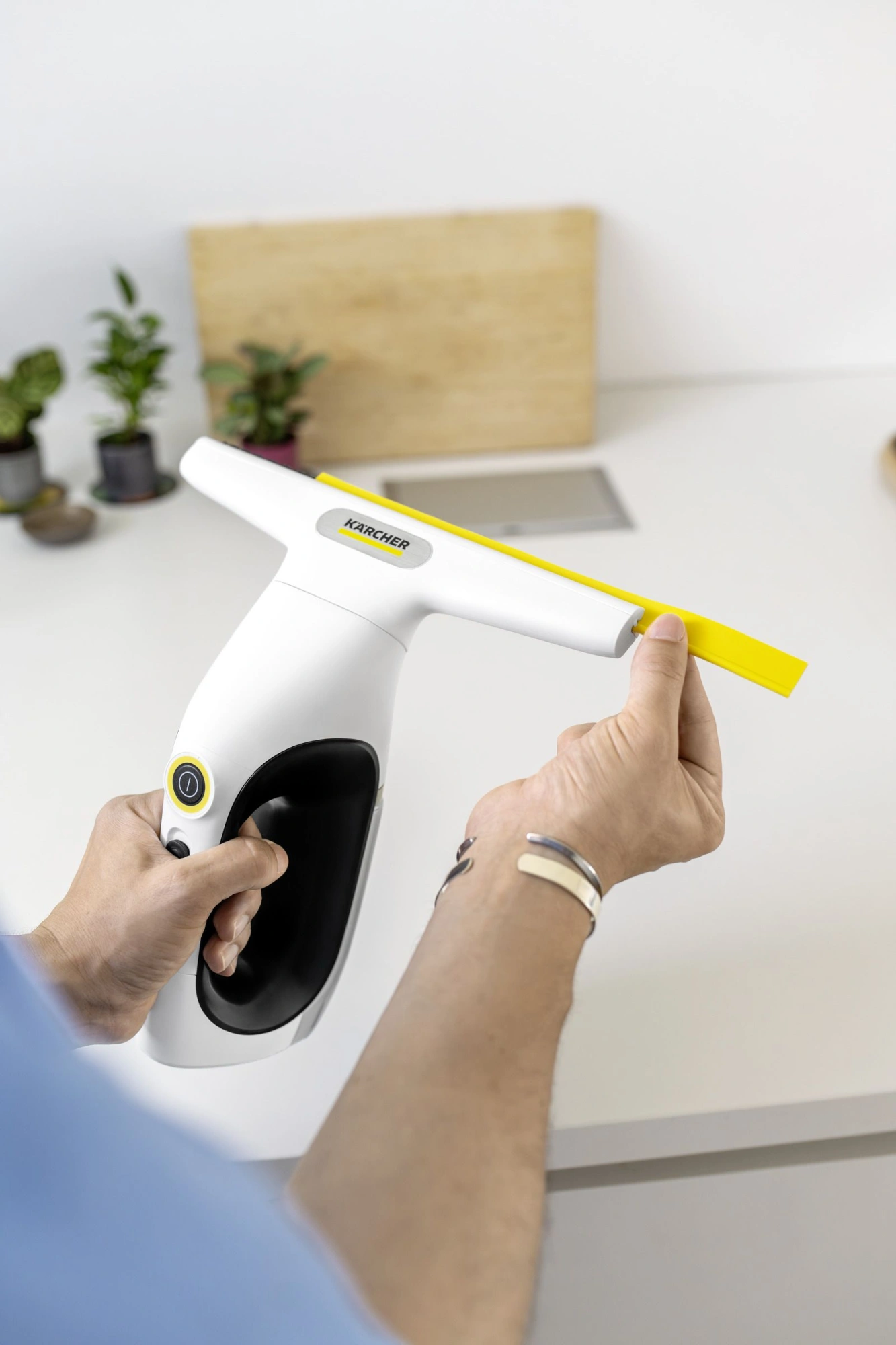 Мойщик окон Karcher WV 2 Universal Care шир.скреб.:280мм пит.:от аккум. белый/желтый — миниатюра 4