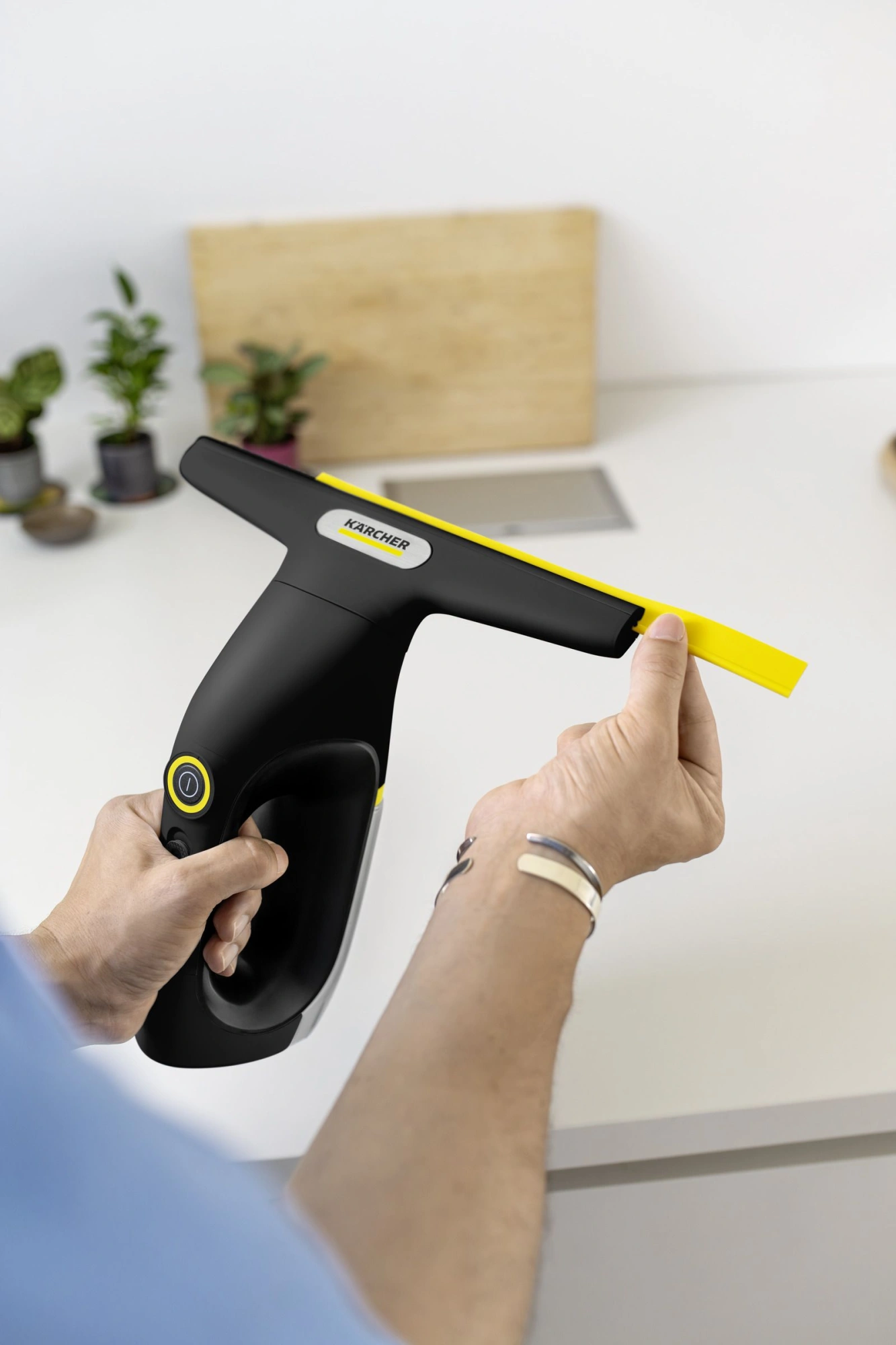 Мойщик окон Karcher WV 2 Universal Precision шир.скреб.:280мм пит.:от аккум. черный/желтый — миниатюра 6