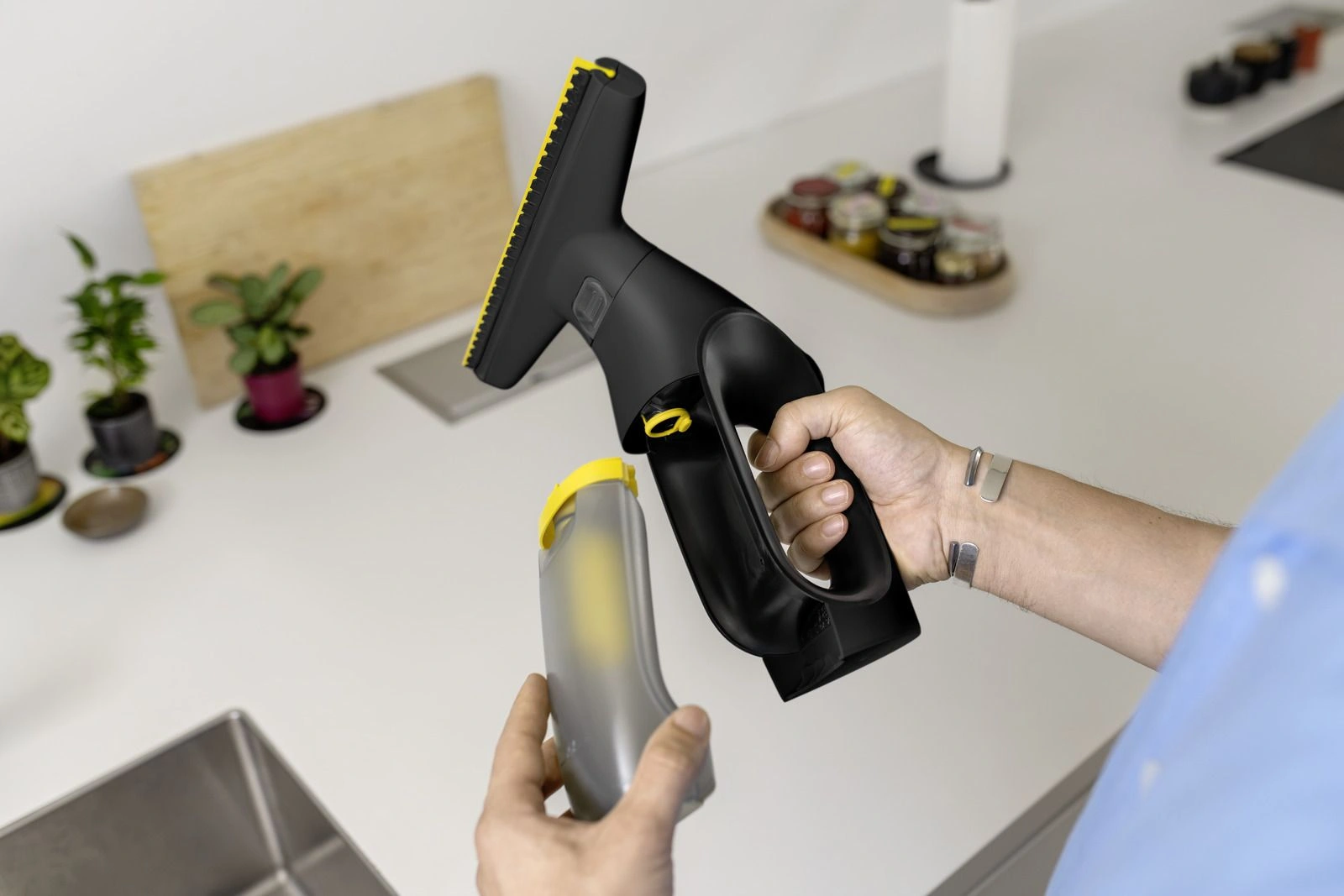 Мойщик окон Karcher WV 2 Universal Precision шир.скреб.:280мм пит.:от аккум. черный/желтый — миниатюра 7