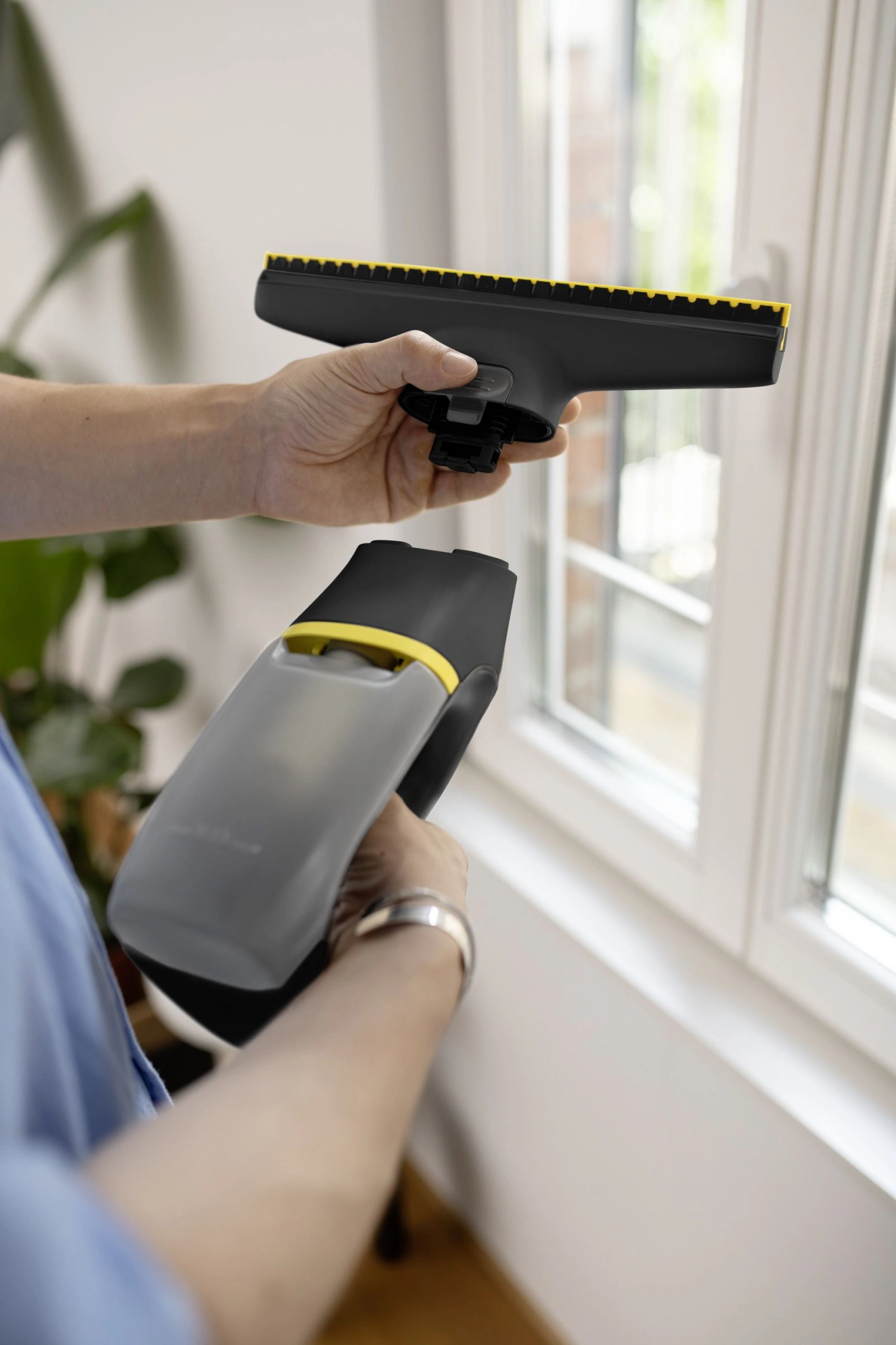 Мойщик окон Karcher WV 2 Universal Precision шир.скреб.:280мм пит.:от аккум. черный/желтый — миниатюра 8