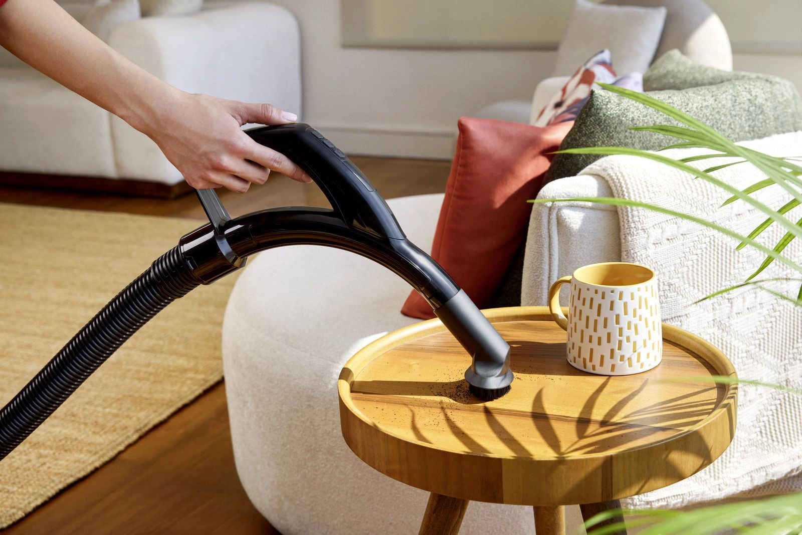 Пылесос Karcher VCC 6 CycloneX 800Вт белый/черный — миниатюра 7