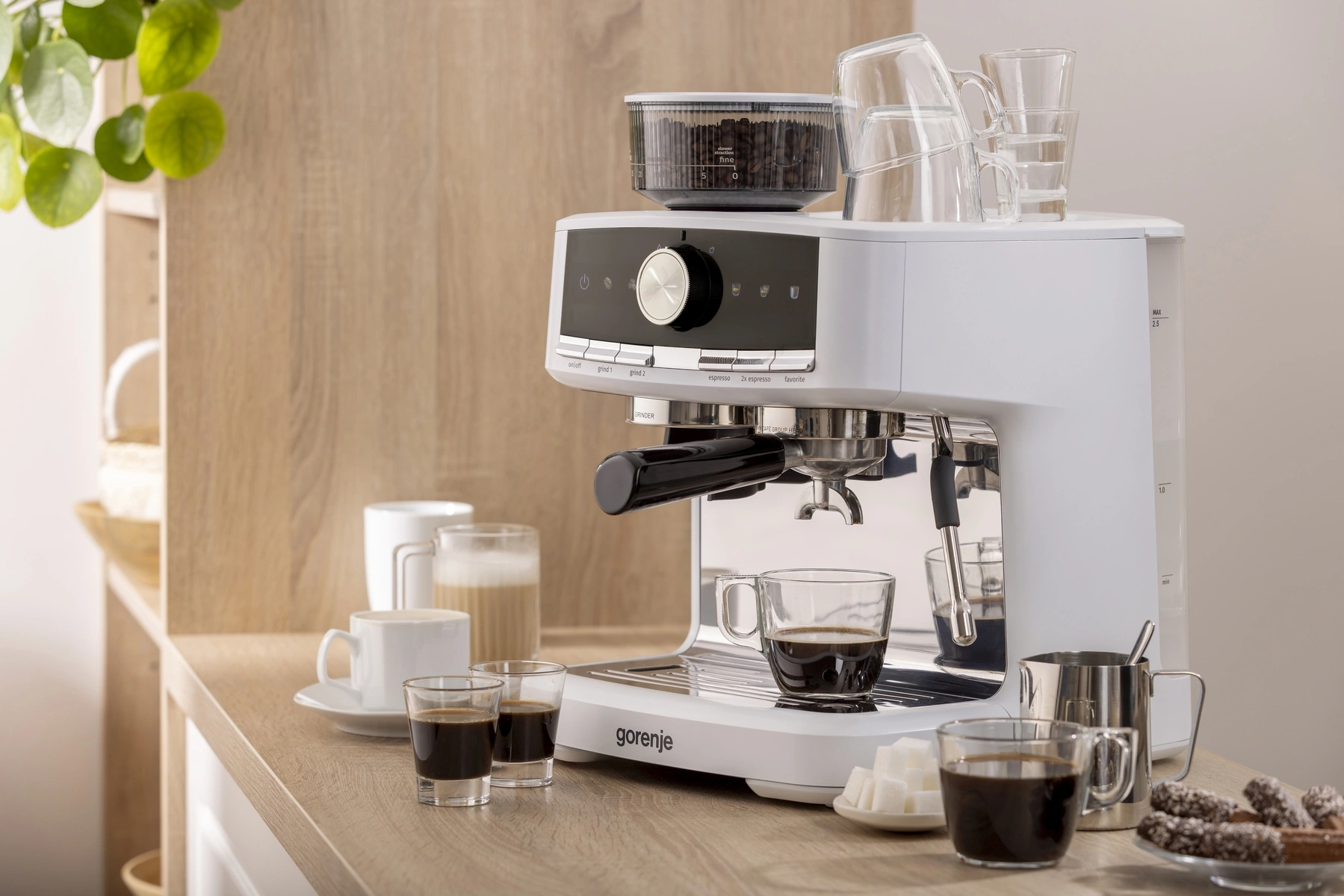 Кофеварка рожковая Gorenje GSACM20W 1550Вт белый/черный — миниатюра 15