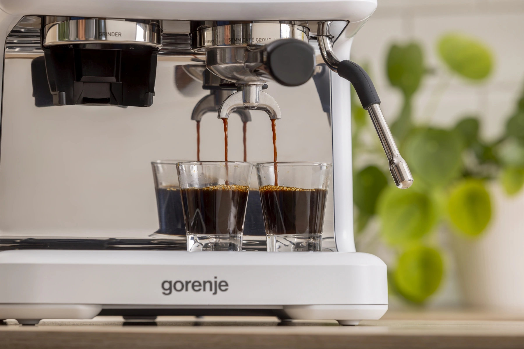 Кофеварка рожковая Gorenje GSACM20W 1550Вт белый/черный — миниатюра 21