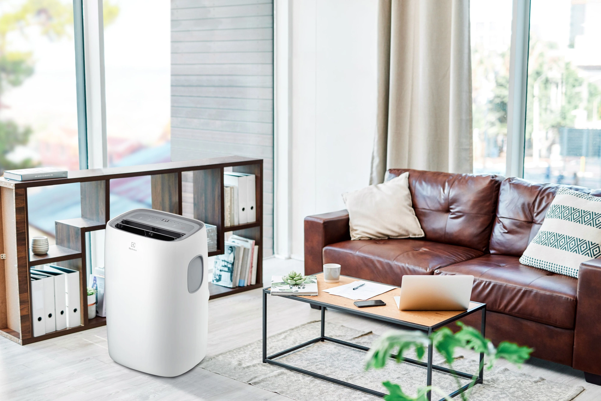 Кондиционер мобильный Electrolux Loft EACM-13 CL/N3 белый площ.32м2 — миниатюра 2